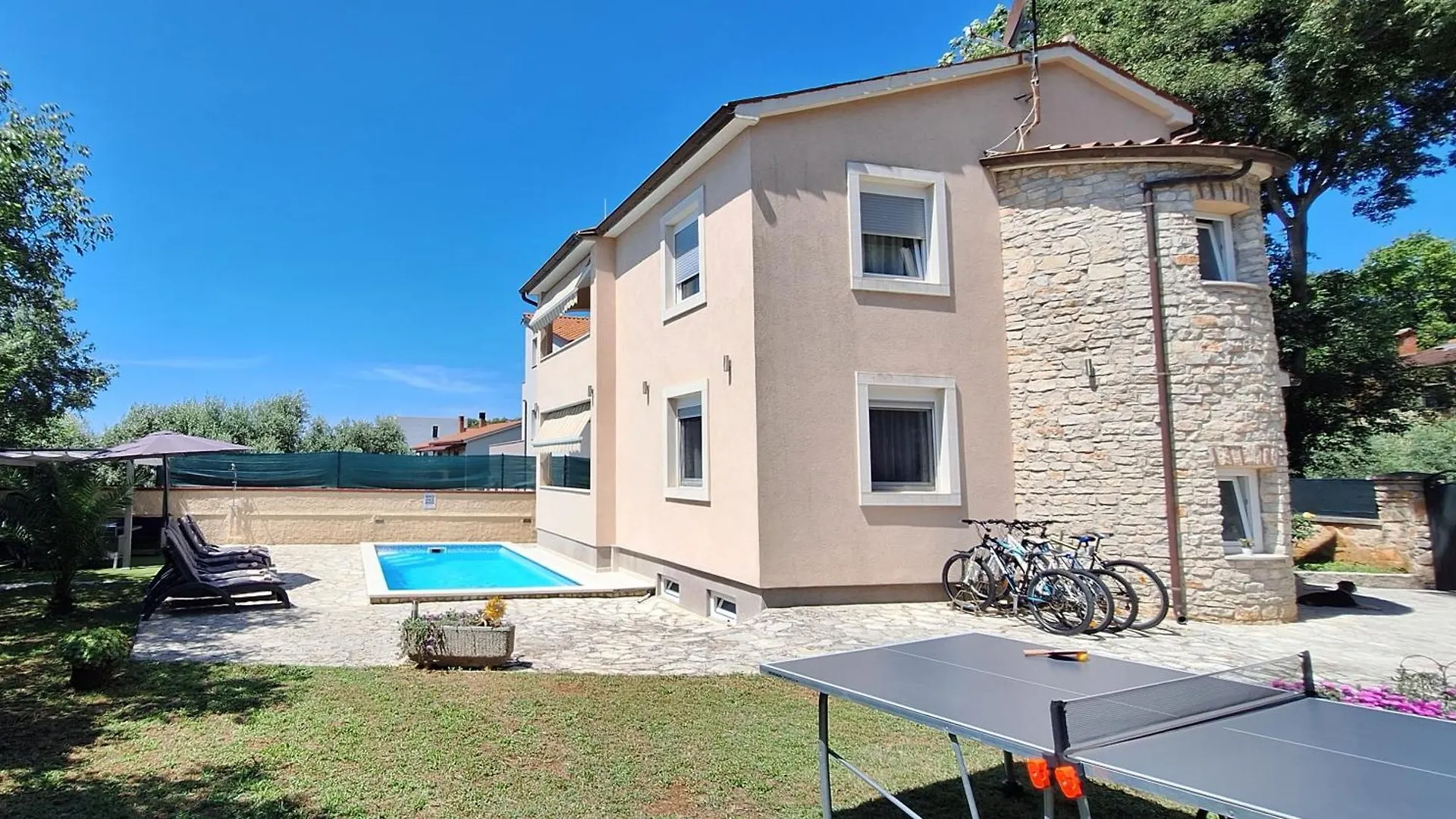 Family Villa Oaza In פולה